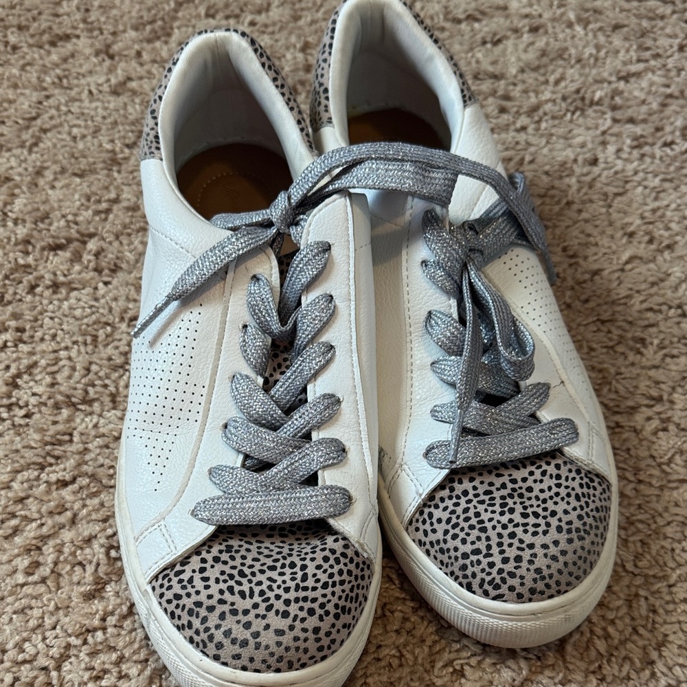 Universal Thread White and Gray Patterned Sneakers